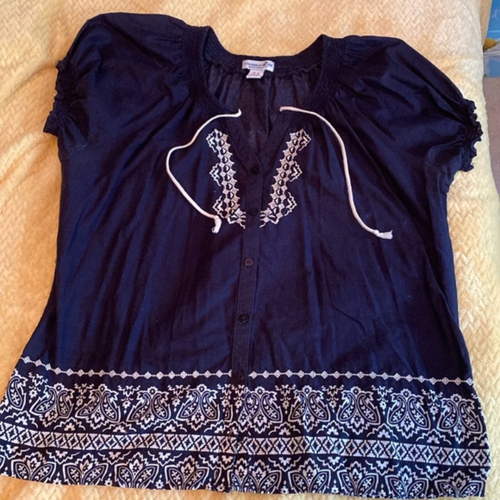 Caribbean Joe Navy Blue and white top. size women’s XL.